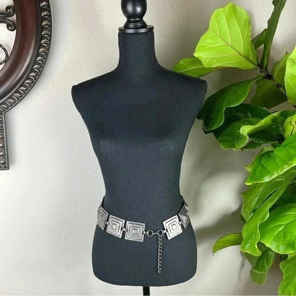 Escada Women’s Vintage Designer Geometric Silver/Black Antique Metal Chain Belt main image 7